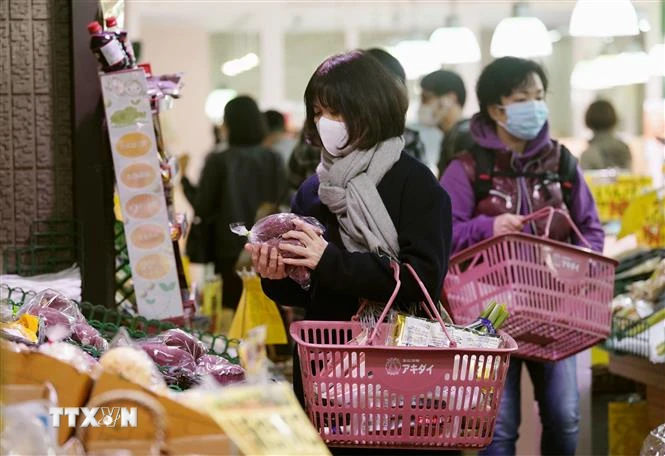 Người dân chọn mua thực phẩm tại siêu thị ở Tokyo, Nhật Bản. (Ảnh: Kyodo/TTXVN)