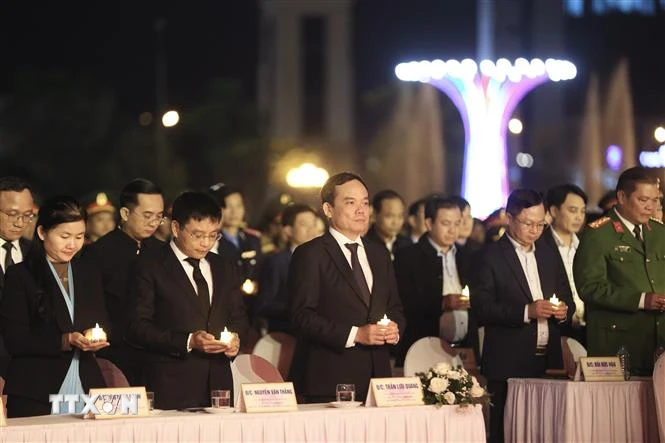 Phó Thủ tướng Chính phủ Trần Lưu Quang cùng các đại biểu thắp nên tưởng niệm các nạn nhân tử vong do tai nạn giao thông năm 2023 tại buổi lễ. (Ảnh: Trọng Đạt/TTXVN)
