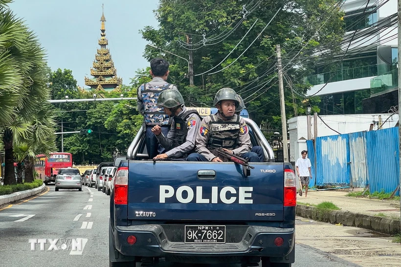 【写真】2023年7月19日、ミャンマー、ヤンゴンの路上をパトロールする警察（AFP／TTXVN＝VNA）