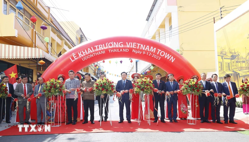 Chủ tịch Quốc hội Vương Đình Huệ và đại biểu cắt băng khai trương khu Vietnam Town. (Ảnh: Doãn Tấn/TTXVN)