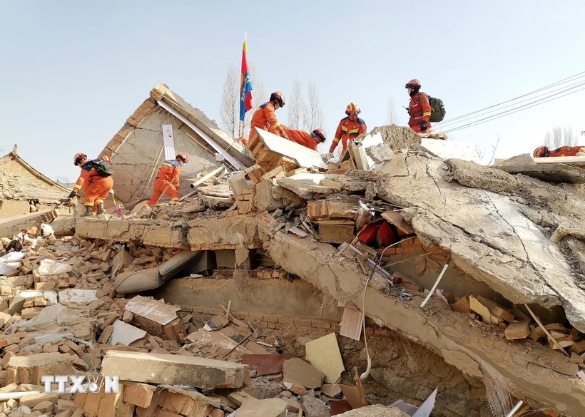 Hoạt động cứu hộ được tiến hành tại hiện trường động đất ở tỉnh Cam Túc, Trung Quốc ngày 19/12/2023. (Ảnh: THX/TTXVN)