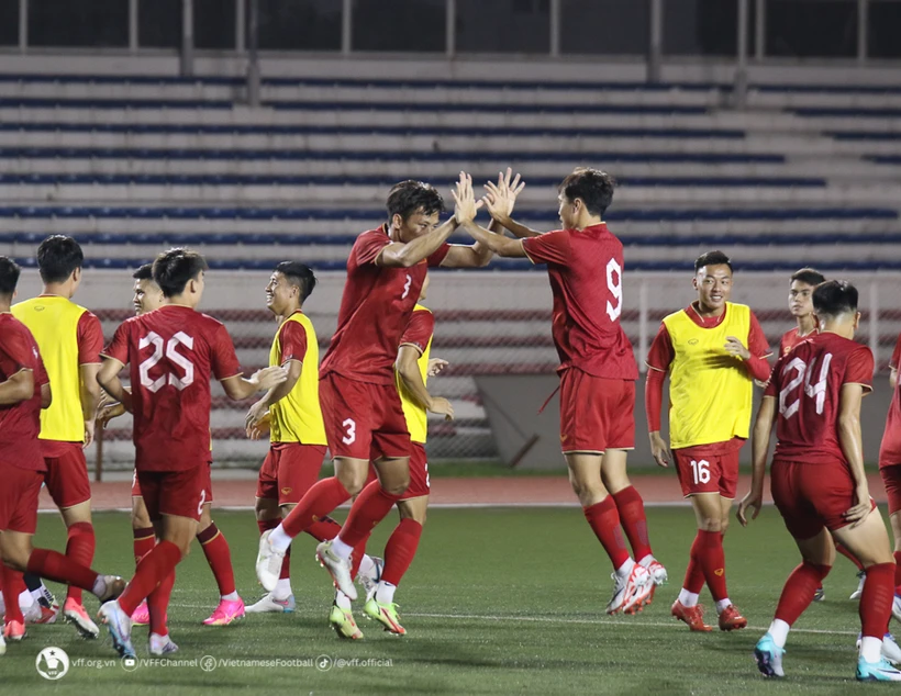 Đội tuyển Việt Nam tập luyện trên sân Rizal Memorial Stadium. (Nguồn: VFF)
