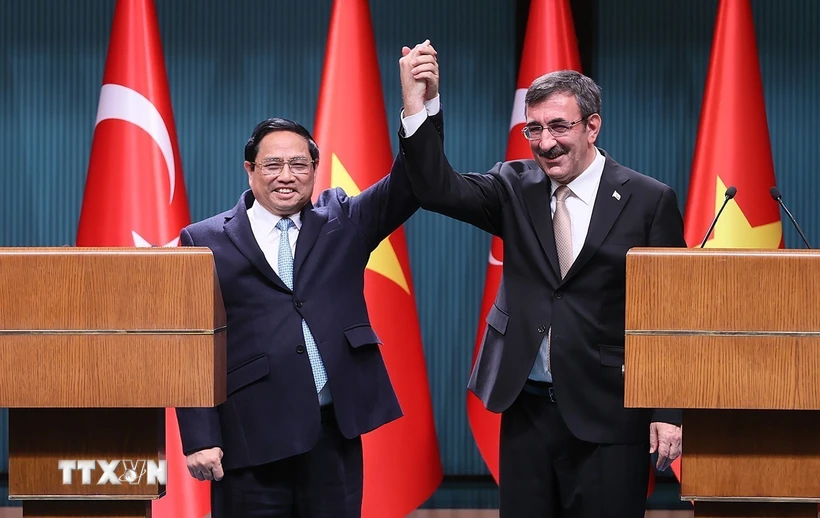 Thủ tướng Phạm Minh Chính và Phó Tổng thống Thổ Nhĩ Kỳ Cevdet Yilmaz tại buổi gặp gỡ báo chí. (Ảnh: Dương Giang/TTXVN)