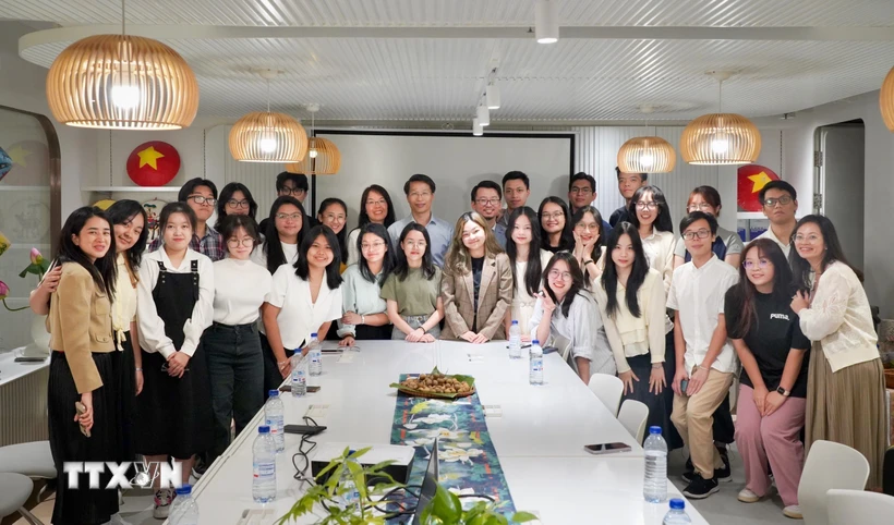 Tổng lãnh sự Việt Nam tại Hong Kong Phạm Bình Đàm (đứng giữa) chụp ảnh cùng Ban Điều hành Hội Sinh viên và các tân sinh viên Việt Nam tại Hong Kong. (Ảnh: Mạc Luyện/TTXVN)