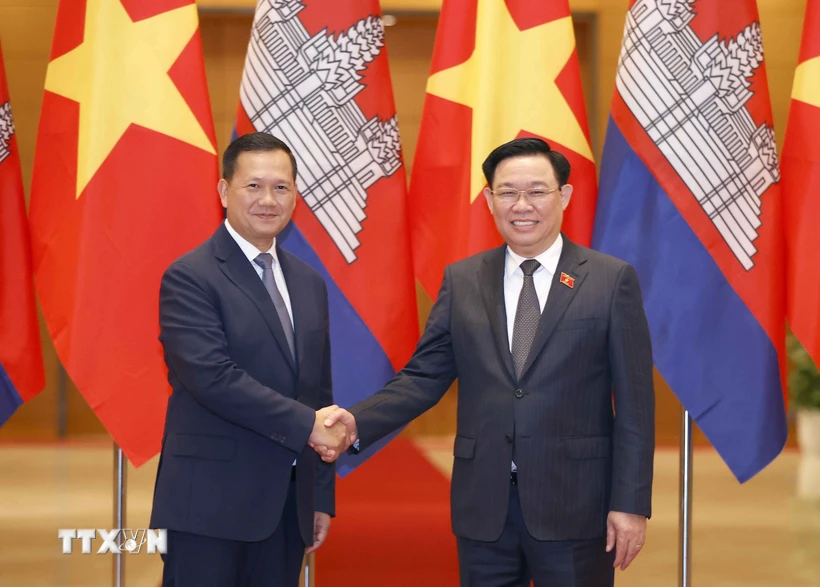 Chủ tịch Quốc hội Vương Đình Huệ hội kiến Thủ tướng Campuchia Samdech Hun Manet. (Ảnh: Doãn Tấn/TTXVN)
