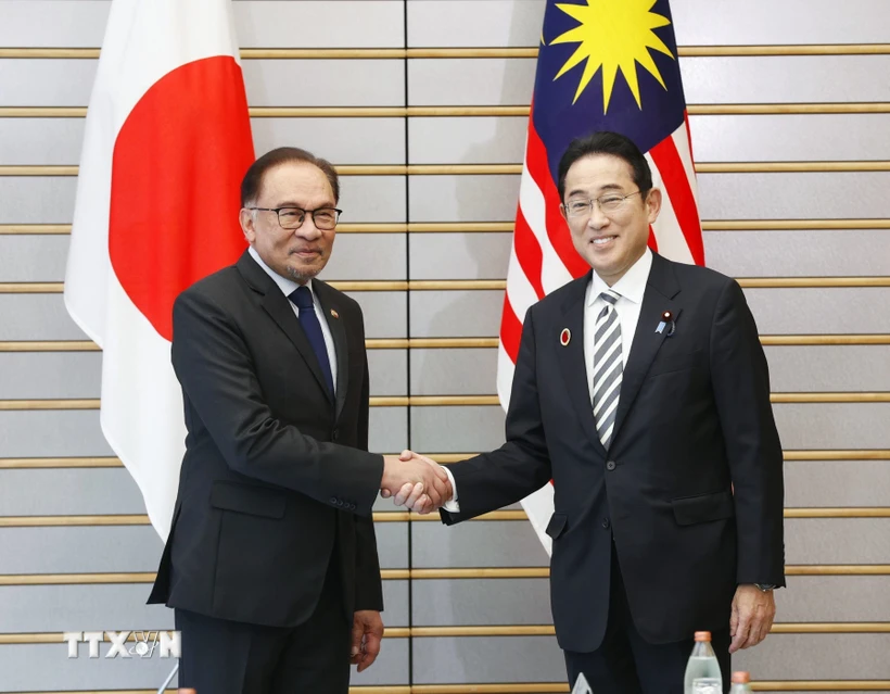 Thủ tướng Nhật Bản Fumio Kishida (phải) và Thủ tướng Malaysia Anwar Ibrahim tại cuộc hội đàm ở Tokyo ngày 16/12/2023. Ảnh: Kyodo/TTXVN