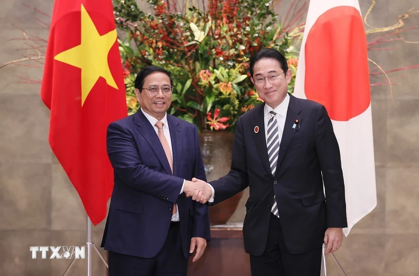Thủ tướng Phạm Minh Chính với Thủ tướng Nhật Bản Kishida Fumio. (Ảnh: Dương Giang/TTXVN)
