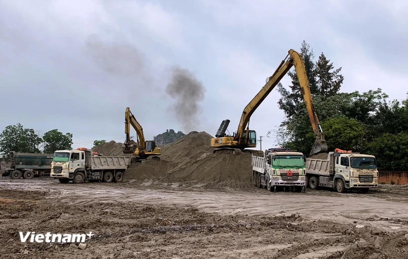 Dự án Cao tốc Cần Thơ-Hậu Giang và Hậu Giang-Cà Mau vẫn đang thiếu khoảng 2,1 triệu m3 cát thi công. (Ảnh: Việt Hùng/Vietnam+)