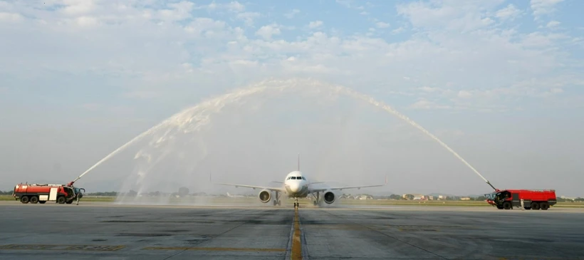 Nghi thức phun vòi rồng chào đón Hãng hàng không Sichuan Airlines của Trung Quốc vừa mở đường bay thường lệ Thành Đô-Hà Nội vào chiều 8/12. (Ảnh: PV/Vietnam+)