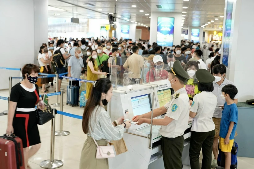 Hành khách làm thủ tục kiểm tra an ninh tại một sân bay. (Ảnh: PV/Vietnam+)