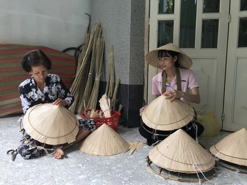 Hiện ở Long Hồ chỉ còn khoảng 40 hộ làm nghề chằm nón lá. (Ảnh: Báo Vĩnh Long)