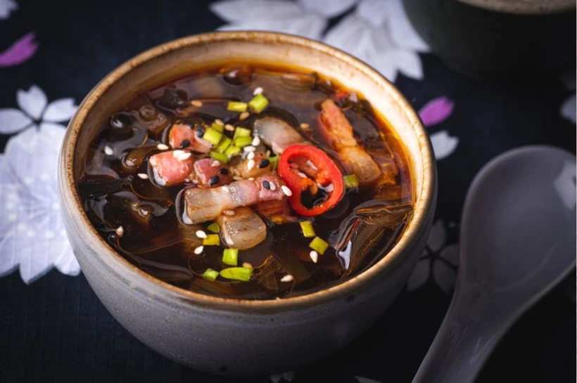 Món súp rong biển miyeok-guk truyền thống của Hàn Quốc. (Ảnh: Getty Images)