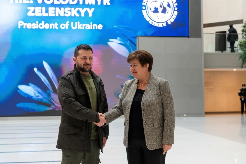 Tổng giám đốc IMF Kristalina Georgieva (phải) trong cuộc gặp với Tổng thống Ukraine Volodymyr Zelensky (trái) tại cuộc gặp ở Washington, DC, ngày 11/12/2023. (Ảnh: AFP/TTXVN)