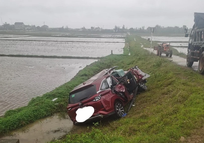 Hà Tĩnh: Xe tải va chạm ôtô 7 chỗ khiến 1 người chết, nhiều người bị thương nặng