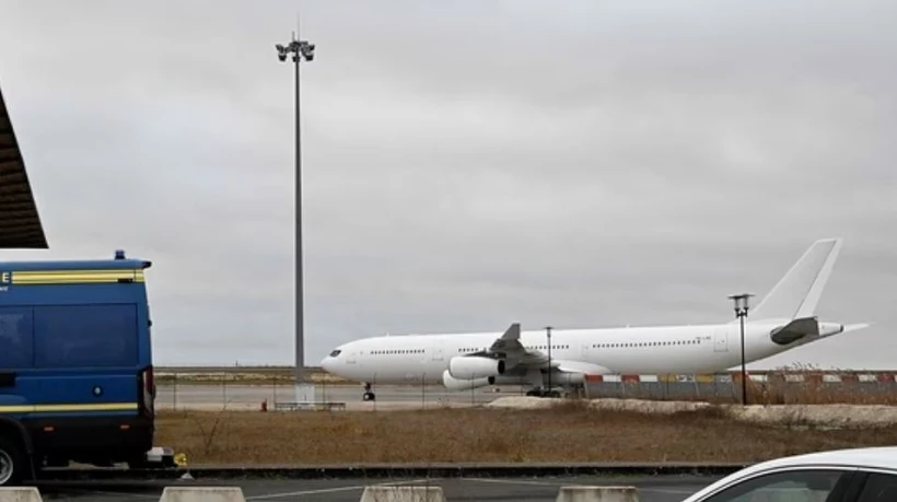 Máy bay Airbus A340 bị đình chỉ bay vì nghi ngờ "buôn người" tại Sân bay Vatry ở Pháp. (Ảnh: AFP)