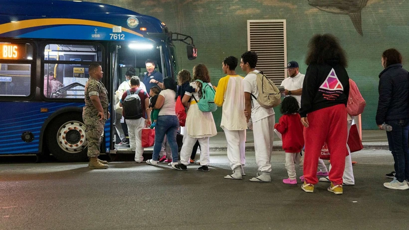 Người di cư di chuyển bằng xe buýt tại thành phố New York. (Ảnh: ABC News)