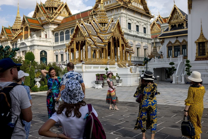 Khách du lịch tham quan thủ đô Bangkok, Thái Lan. (Ảnh: AFP/TTXVN)