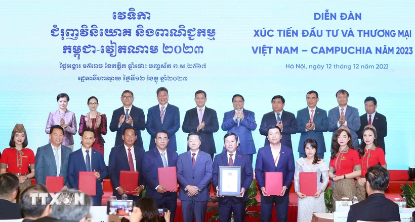Thủ tướng Phạm Minh Chính và Thủ tướng Samdech Hun Manet chứng kiến lễ trao các thỏa thuận hợp tác giữa doanh nghiệp hai nước. (Ảnh: An Đăng/TTXVN)