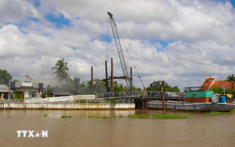 Hậu Giang tăng tốc thi công các công trình, dự án. (Ảnh: Nguyễn Hằng/TTXVN)