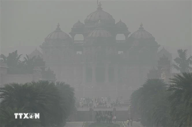 Sương mù bao phủ tại New Delhi, Ấn Độ. (Ảnh: AFP/TTXVN)