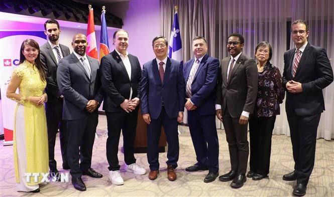 Đại sứ Việt Nam tại Canada Phạm Vinh Quang (giữa) chụp ảnh lưu niệm cùng đại diện Chính quyền Canada, tỉnh bang Quebec, thành phố Montreal và CABC. (Ảnh: Trung Dũng/TTXVN)