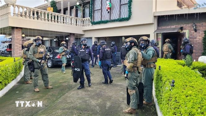 Cảnh sát trong chiến dịch truy quét các thành viên băng đảng bị nghi ngờ sản xuất và buôn bán fentanyl tại San Jose, Costa Rica. (Ảnh: AFP/TTXVN)
