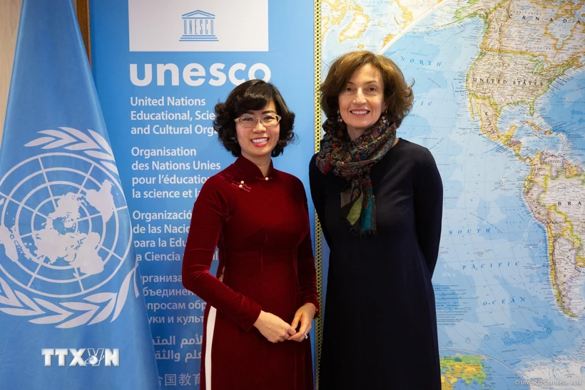 Tổng Giám đốc UNESCO Audrey Azoulay và Trưởng Phái đoàn thường trực Việt Nam bên cạnh UNESCO, Lê Thị Hồng Vân. (Ảnh: TTXVN phát) 