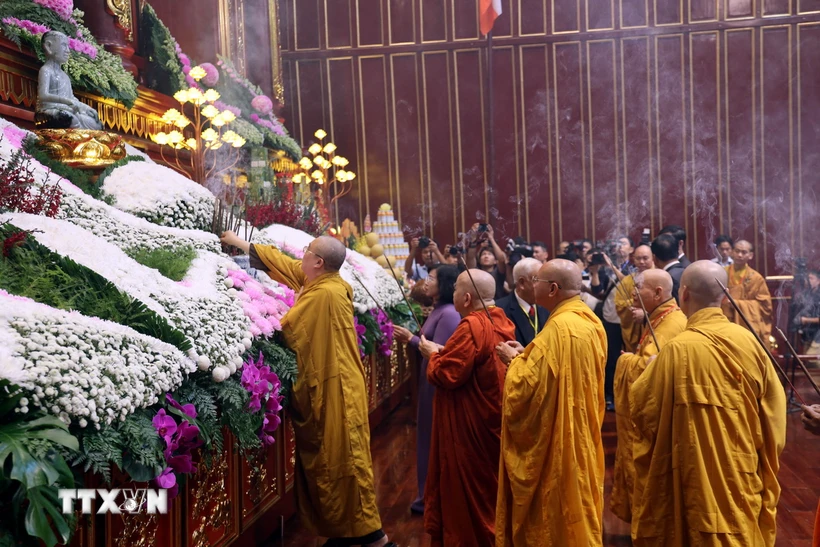 Các đại biểu, chư tăng thắp hương tưởng niệm Đức vua-Phật hoàng Trần Nhân Tông. (Ảnh: Đức Hiếu/TTXVN)