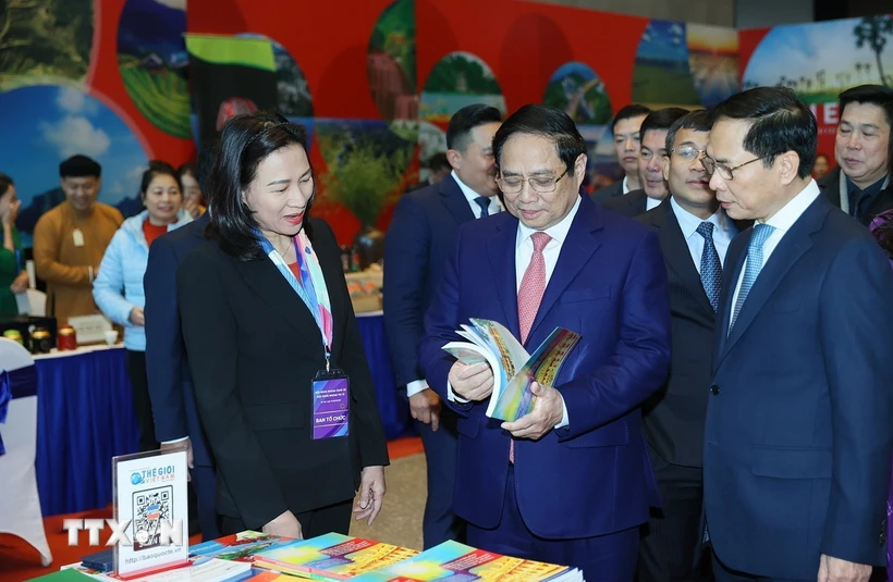 Thủ tướng Phạm Minh Chính tham quan trưng bày sách, báo về hoạt động ngoại giao. (Ảnh: Dương Giang/TTXVN)