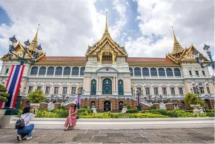 Khách du lịch tham quan Cung điện Hoàng gia Thái Lan ở Bangkok. (Ảnh: THX/TTXVN)