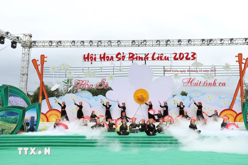 Màn trình diễn nghệ thuật đàn tính đặc sắc của các cô gái Tày huyện Bình Liêu tại khai Hội hoa sở. (Ảnh: Thanh Vân/TTXVN)