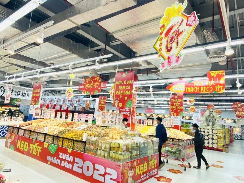 Người tiêu dùng mua sắm hàng Tết tại siêu thị. (Ảnh: Đức Duy/Vietnam+)