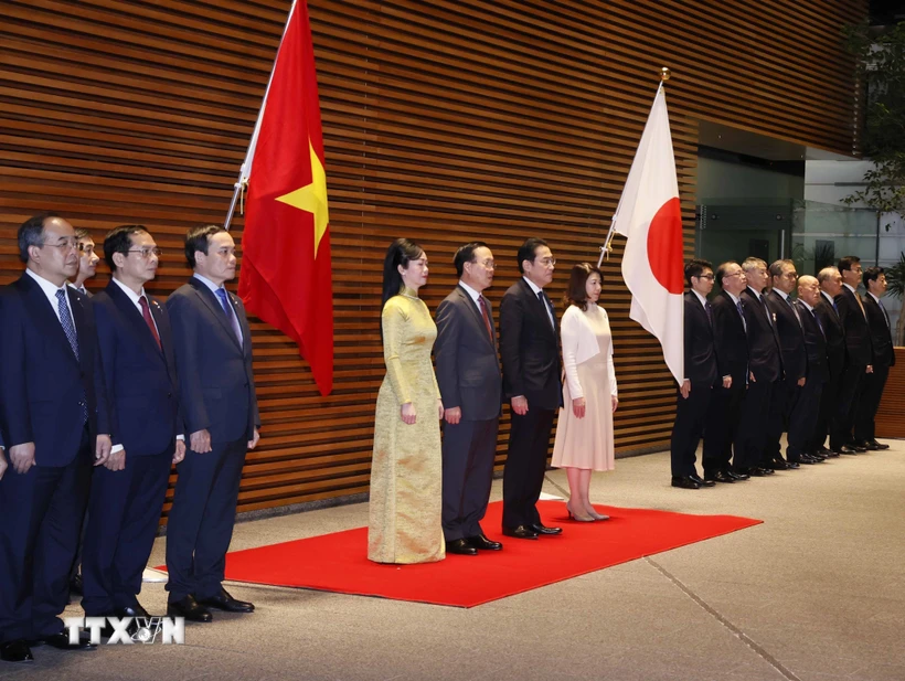 Chủ tịch nước Võ Văn Thưởng và Phu nhân cùng Thủ tướng Nhật Bản Kishida và Phu nhân tại lễ đón. (Ảnh: Thống Nhất/TTXVN)