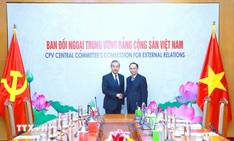 Trưởng Ban Đối ngoại Trung ương Lê Hoài Trung đón Chủ nhiệm Văn phòng Ủy ban Công tác Đối ngoại Trung ương Đảng Cộng sản Trung Quốc, Bộ trưởng Ngoại giao Trung Quốc Vương Nghị. (Ảnh: Phương Hoa/TTXVN)