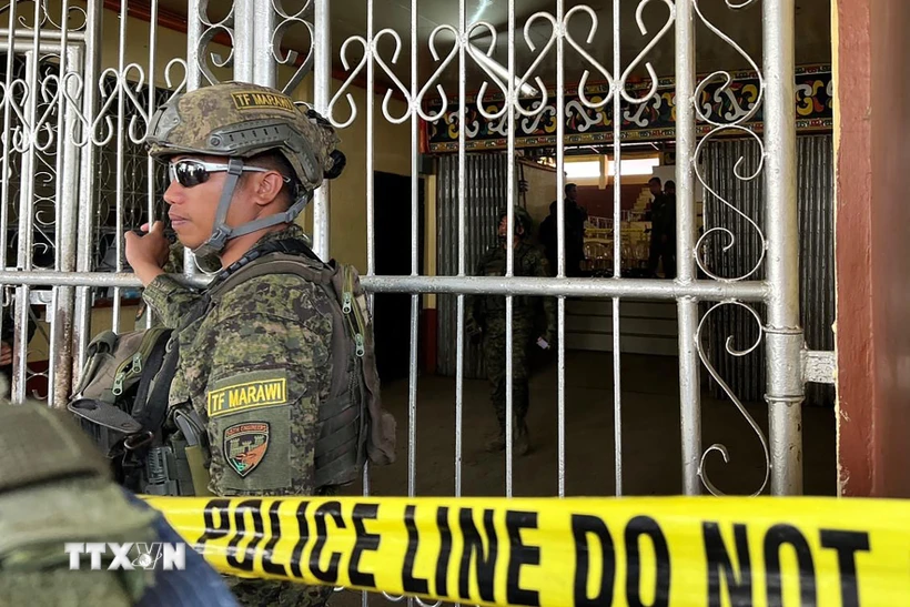 Binh sỹ Philippines gác tại hiện trường vụ đánh bom trường đại học bang Mindanao ở Marawi, tỉnh Lanao del sur, miền Nam Philippines ngày 3/12/2023. (Ảnh: AFP/TTXVN)