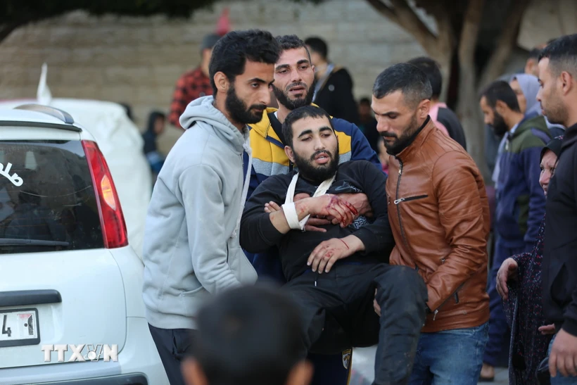 Lực lượng cứu hộ chuyển người bị thương sau vụ tấn công của Israel xuống thành phố Deir el-Balah, miền Trung Dải Gaza ngày 19/12/2023. (Ảnh: THX/TTXVN)