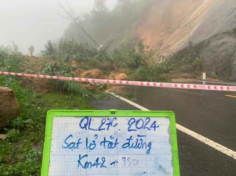 Vị trí sạt lở ở Km 42 trên Quốc lộ 27C, đoạn đèo Khánh Lê, huyện Khánh Vĩnh, tỉnh Khánh Hòa sáng 15/12. (Nguồn: TTXVN) 