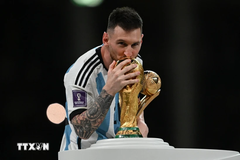 Lionel Messi celebrates being crowned champion of the 2022 World Cup. (Photo: AFP/TTXVN)