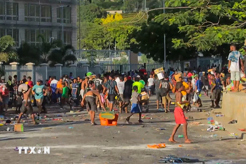 Đám đông cướp bóc các cửa hàng ở Port Moresby, Papua New Guinea ngày 10/1/2024. Ảnh: AFP/TTXV