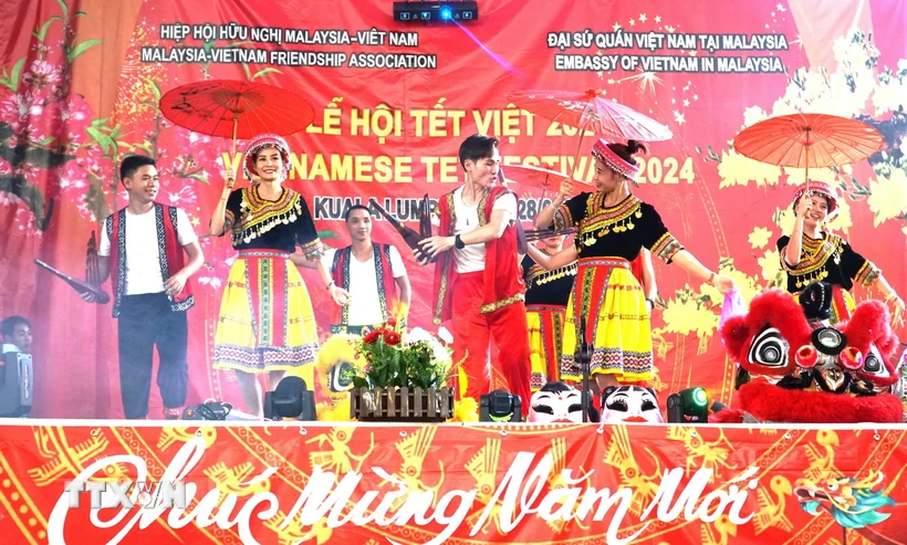Màn múa dân tộc của các thành viên Hội hữu nghị Malaysia-Việt Nam. (Ảnh: Hằng Linh/TTXVN)