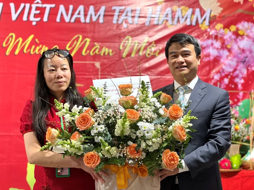 Tổng Lãnh sự Lưu Xuân Đồng phát biểu và thay mặt Đại sứ quán trao lãng hoa của Đại sứ Vũ Quang Minh chúc mừng đại hội. (Ảnh: Phương Hoa/TTXVN)