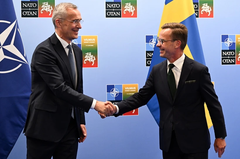 Tổng Thư ký NATO Jens Stoltenberg (trái) và Thủ tướng Thụy Điển Ulf Kristersson. Nguồn: Bloomberg
