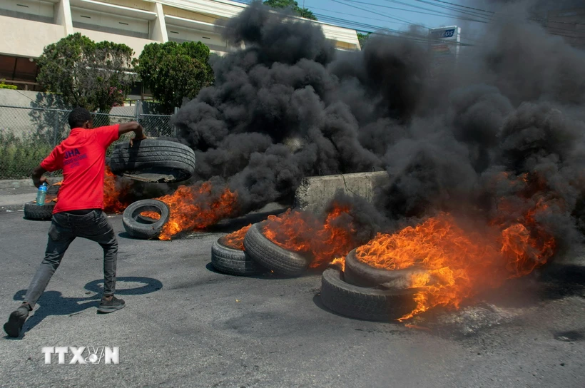 Người biểu tình gây bạo loạn tại Port-au-Prince, Haiti sau quyết định từ chức của Thủ tướng Ariel Henry, ngày 12/3/2024. (Ảnh: AFP/TTXVN)