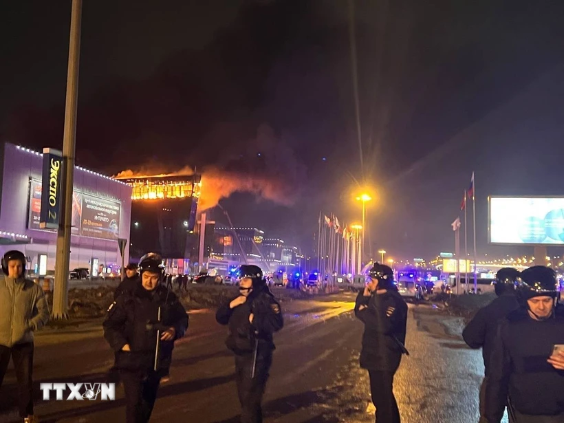 Lực lượng an ninh được triển khai tại hiện trường vụ nổ súng nhằm vào trung tâm thương mại Crocus City Hall ở Moskva, Nga tối 22/3/2024. (Ảnh: AA/TTXVN)