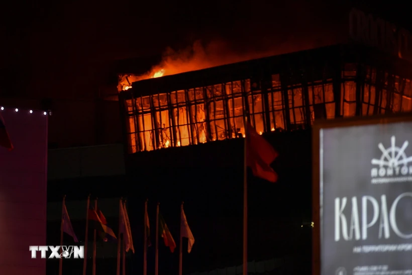 Lửa cháy dữ dội tại hiện trường vụ tấn công nhằm vào trung tâm thương mại Crocus City Hall ở Moskva, Nga tối 22/3/2024. (Ảnh: THX/TTXVN)
