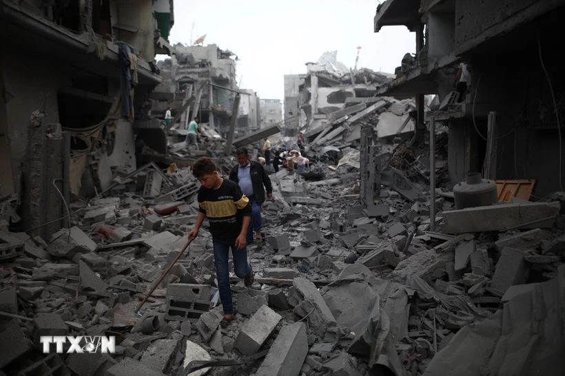 Cảnh đổ nát sau vụ oanh tạc của Israel xuống miền Trung Gaza ngày 4/4/2024. Ảnh: THX/TTXVN
