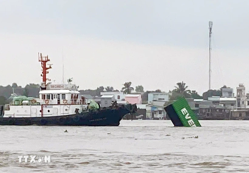 Vụ va chạm hàng hải giữa tàu INTERASIA PURSUIT (quốc tịch Singapore) với sà lan mang biển kiểm soát SG 8259 làm 9 container rỗng bị rơi xuống sông. (Ảnh: TTXVN phát)