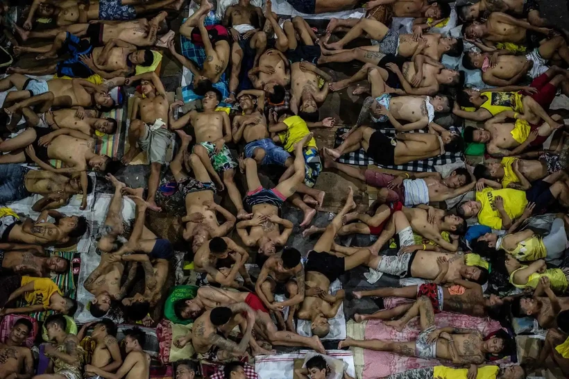 Các tù nhân nằm ngủ chen chúc trên nền sân bóng rổ ở một nhà tù ở Manila, Philippines. (Ảnh: Getty Images)