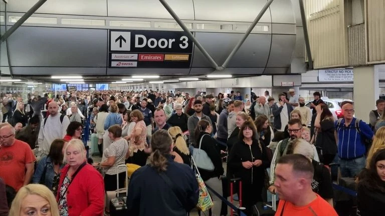 Hành khách bị hủy, hoãn chuyến bay do sự cố mất điện tại sân bay Manchester, Anh. (Nguồn: Sky News)