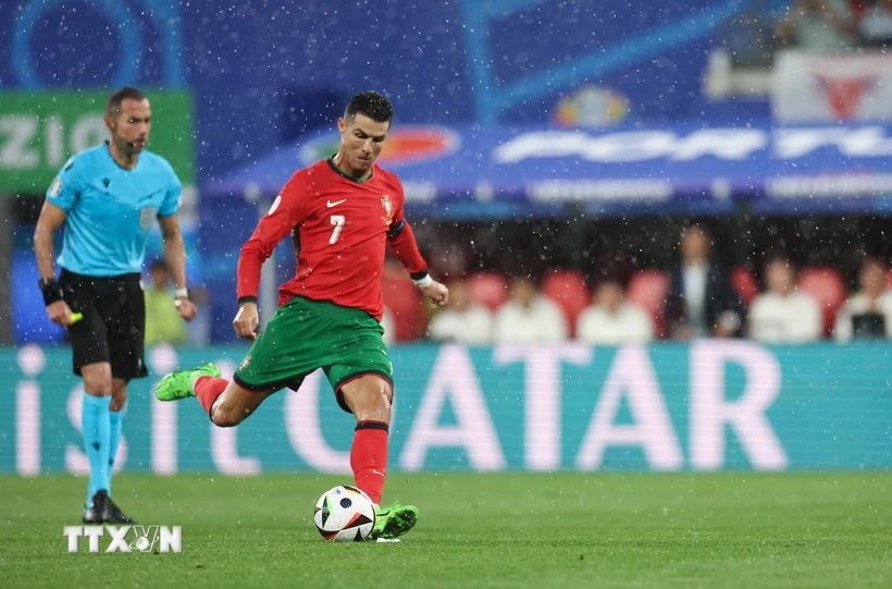 Siêu sao Cristiano Ronaldo (số 7) đã có 8 pha kiến tạo cho Đội tuyển Bồ Đào Nha trong các kỳ EURO. (Ảnh: THX/TTXVN)